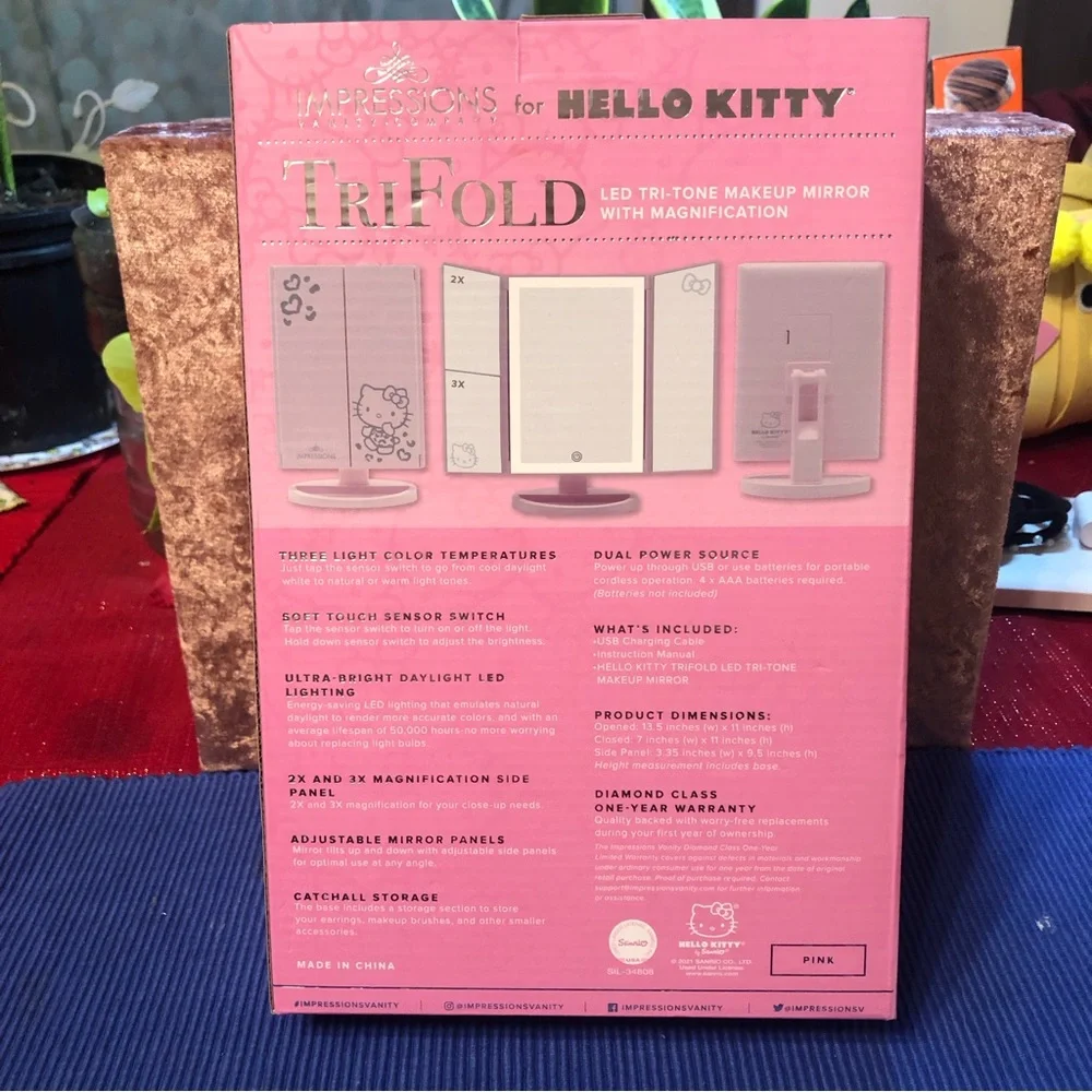 Hello Kitty  Mirror with Magnification and   touch sensor dimmer